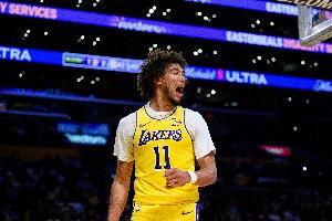 内线告急！湖人官方：海斯左膝酸痛 今日对阵森林狼出战存疑