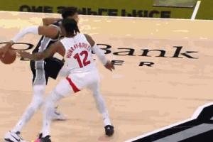 这是什么东西？文班连续丝滑胯下背运推进 把防守过了个干净