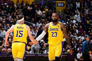 里夫斯最高签5年2.4亿！苏群：詹姆斯不退役 湖人不敢签两个顶薪