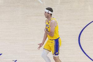 哪里贵了 大当家就是这个价！里夫斯22中13背靠背空砍41分4板5助