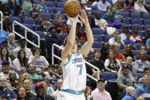 克尼佩尔：投篮命中时自信心会更足 感谢队友帮助创造进攻位置