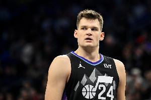 很稳！凯斯勒半场6中4贡献10分4板 三分2中1