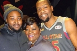 KD：我妈的人生很艰难 21岁带着俩孩子还不让我们感受到压力