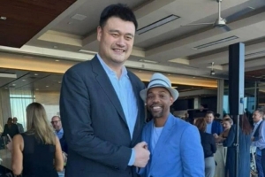 老熟人了！媒体人晒照：姚明与前队友“街球王”阿尔斯通合照