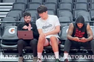 队记：杨瀚森有球热身与助教沟通 整整20分钟里翻译只参与了一次