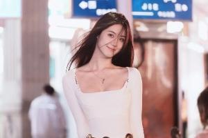 忧郁球手！卓识晒打空气球视频大长腿还是太权威