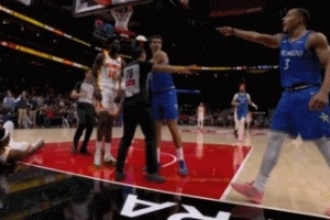 输急眼了？贝恩大动作拉倒奥孔武还拿球砸人 被吹一级恶犯+1T驱逐