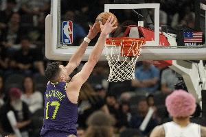 各种扣篮！马特科维奇15分钟7投6中砍下13分6篮板2助攻 正负值+13