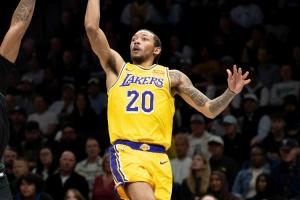 继续出色状态！小尼克·史密斯替补上场就得分 直接打停马刺