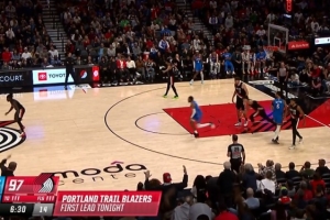 白热化！霍勒迪中投命中 开拓者获得全场首次领先