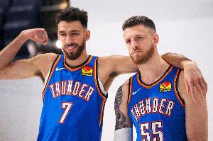 礼尚往来！尤班克斯隔扣切特 哈滕起飞暴扣打2+1还以颜色