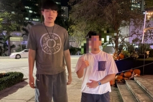 迈阿密球迷晒照：在迈阿密市区吃饭偶遇杨瀚森 成功要到合影！