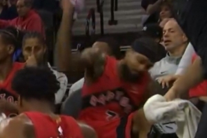 沮丧！英格拉姆非常沮丧怒砸水瓶 砸到工作人员&给巴恩斯吓一激灵